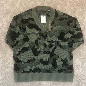 Tahari Women’s camouflage v neck sweater new with tags size medium